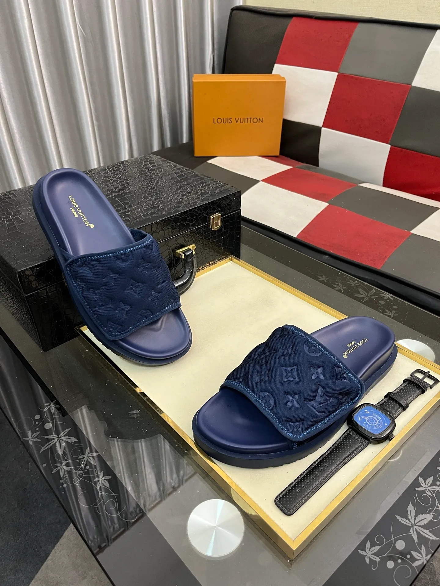 Men's men's shoes💰320⌚️⌚️[Louis Vuitton LV slippers] (high-end cowhide) counter 1:1 fashion style summer must-have! The designer used LV’s iconic outsole. The original simple slippers instantly become fashionable! The upper is made of flexible special cowhide leather straps alternately, and the workmanship is exquisite! A must-have for stylish men in summer, size 38-44